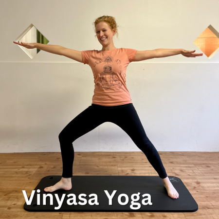 Vinyasa Yoga mit Schrift